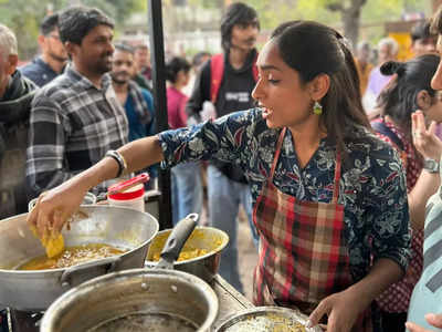 कौन हैं DU की पूर्व प्रोफेसर डॉ रितु सिंह, जो फुटपाथ पर पकौड़े तल रहीं, पुलिस ने दर्ज की FIR