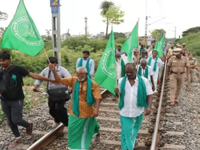 மயிலாடுதுறையில் விவசாயிகள் ரயில் மறியல் போராட்டம்... கோரிக்கை நிறைவேற்றப்படவில்லை என்றால் நோட்டாவுக்கு வாக்கு!