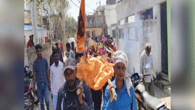 Fatehpur News: बैंड बाजे के साथ निकली बंदर की अंतिम यात्रा, लोगों ने दी नम आंखों से विदाई