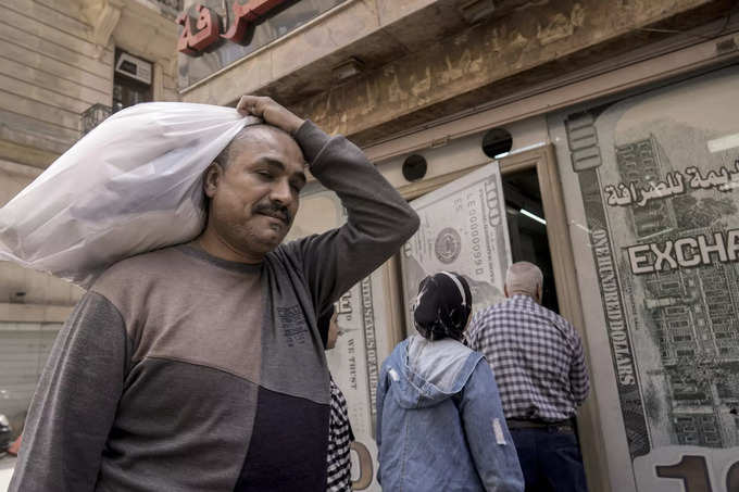 Egypt floats its currency and agrees with the IMF to increase a bailout loan to $8 billion