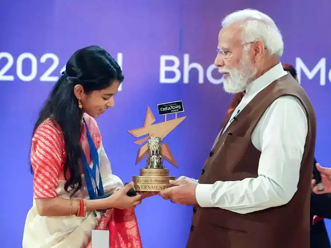 2. मैथिली ठाकुर