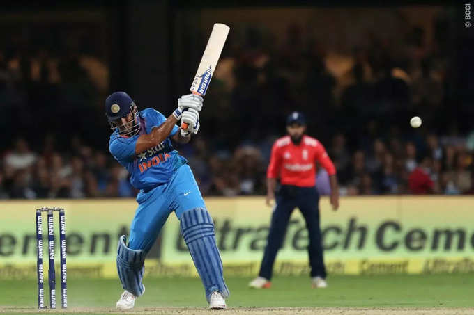 ​महेंद्र सिंह धोनी- 298 जीत​