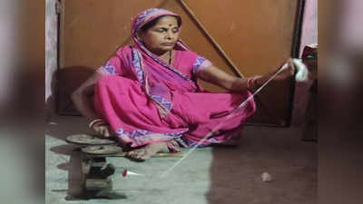 Sitamarhi News:आज भी महिलाएं चरखा पर काटती हैं सूत, बुनाई से चलता है करीब डेढ़ सौ परिवार