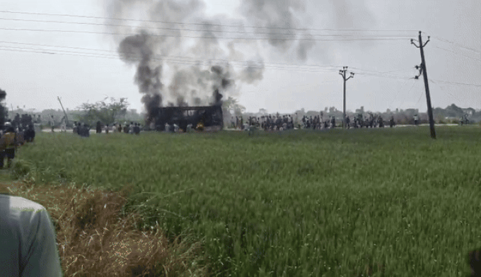 चलती बस पर हाइटेंशन तार गिरने से लगी आग Ghazipur Horrific Bus Accident: UP के गाजीपुर में दिल दहलाने वाला हादसा, बारातियों से भरी बस पर हाईटेशन तार गिरने से 5 लोगों की दर्दनाक मौत