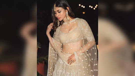 Mouni Roy: நாகினி புகழ் மௌனி ராயின் கார்ஜியஸ் கிளிக்ஸ்..! 