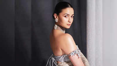 Alia Bhatt: বোল্ড ব্লাউজে ইভেন্টে পৌঁছালেন আলিয়া ভাট! মেয়ের এমন সাজ দেখে কী বললেন মা?