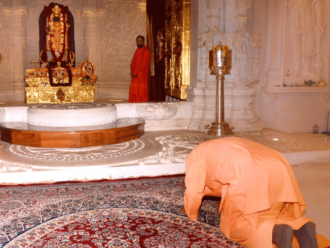 योगी ने रामलला के दरबार में नवाया शीश, हनुमानगढ़ी में टेका मत्था