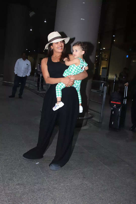 फोटो: प्रियंका चोपड़ा लाडली मालती को गोद में चिपकाए मुंबई एयरपोर्ट पर आईं  नजर, कैमरे को देख खिलखिलाईं मां-बेटी-priyanka chopra arrives with her  daughter malti ...