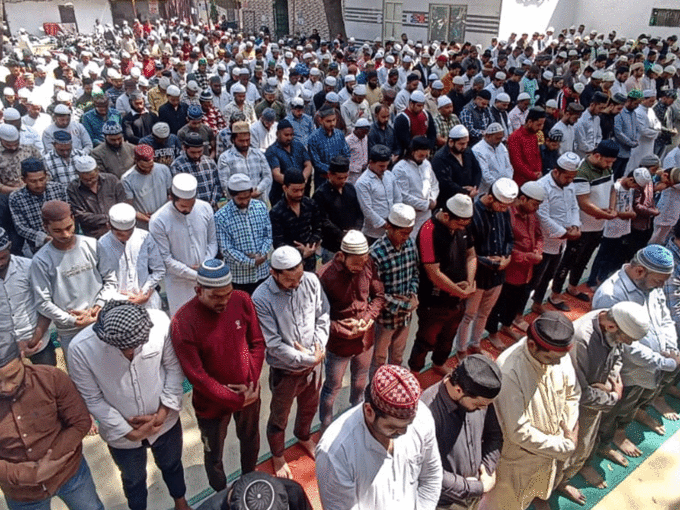 नोएडा सेक्टर 8 स्थित जामा मस्जिद में रमजान के महीने की जुमे की पहली नवाज अता करते हुए।