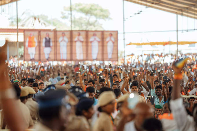 அப்போது பேசிய அவர் திமுக மற்றும் காங்கிரஸ் கூட்டணியை கடுமையாக விமர்சித்தார். 