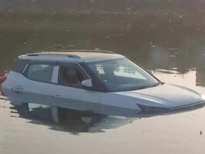 लखनऊः गाड़ी सीख रहे युवक ने लगाया रिवर्स गियर, गोमती नदी में समाई कार