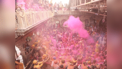 बरसाना की लड्डू मार होली के दौरान टूटी मंदिर की रेलिंग, महिला की मौत, एक दर्जन श्रद्धालु घायल