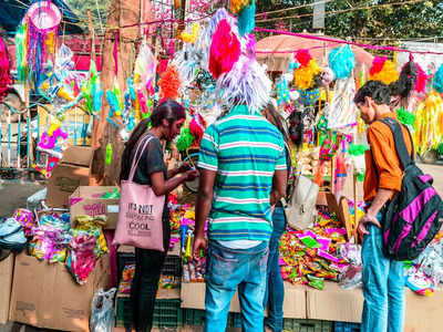 कम पैसों में करनी है होली की शॉपिंग, तो दिल्ली की ये मार्केट आएंगी काम, 60 रुपए में मिलेगा सब