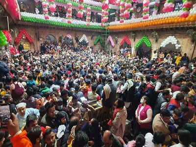मथुरा के बांके बिहारी मंदिर में उमड़ी भीड़, दम घुटने से मुंबई निवासी श्रद्धालु की मौत
