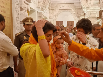 Priyanka Chopra पिवळी साडी व भारतीय साजश्रृंगारात निकसोबत अयोध्येतील रामचरणी लीन, क्युट मालतीवर खिळल्या लाखो नजरा