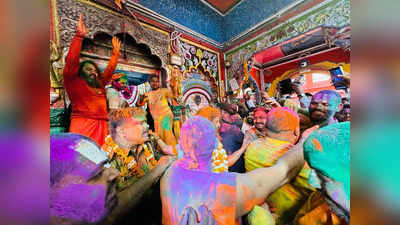 रंगभरी एकादशी : अयोध्या में होली का उत्सव शुरू, साधु-संतों ने जमकर उड़ाया अबीर-गुलाल