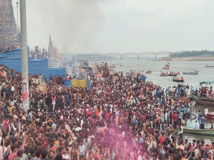 श्मशान घाट पर लगे हर-हर महादेव