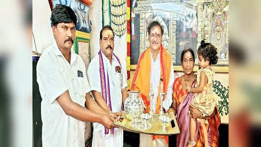 శ్రీశైలం మల్లన్నకు భక్తుడి ఖరీదైన కానుకలు 