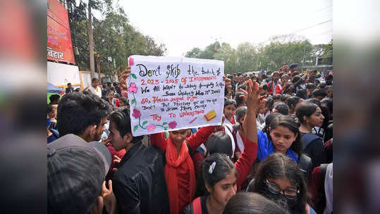 बिहार: कॉलेजों में 12वीं की कक्षाएं बंद करने के फैसले के खिलाफ छात्रों ने प्रदर्शन किया