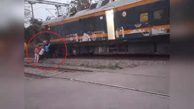 यूपी के अमेठी में ट्रैक पर खराब हुई ट्रेन, रेलवे कर्मचारियों को मारना पड़ा धक्का, वीडियो हुआ वायरल
