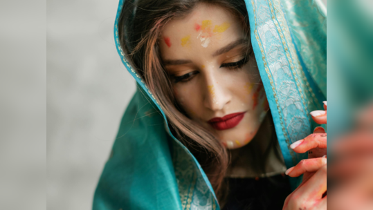 Holi Spiritual Significance : रंगों के साथ मन के विकारों को बाहर फेंकने का अध्यात्मिक पर्व है होली