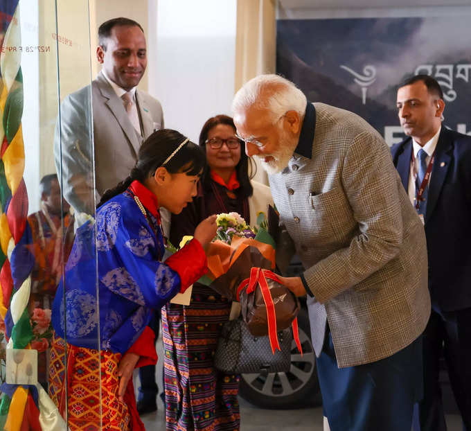 பிரதமர் மோடிக்கு அந்நாட்டு அரசு சிவப்பு கம்பள வரவேற்பு அளித்து கவுரவித்தது. 