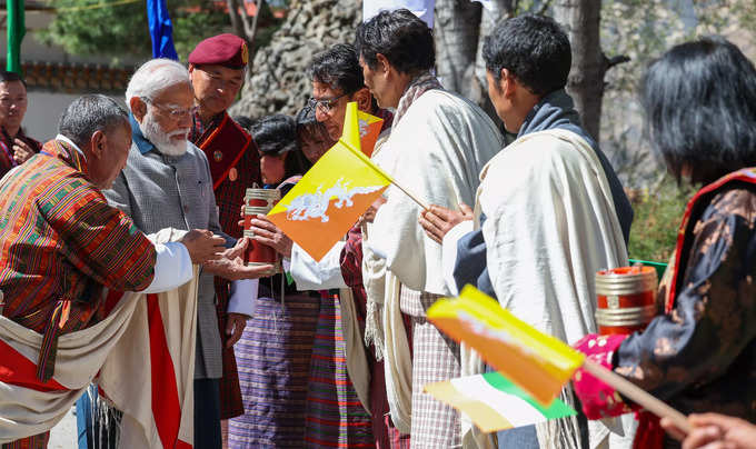 டெல்லியில் இருந்து பிரதமர் மோடி நேற்று காலை விமானத்தில் புறப்பட்டார்.