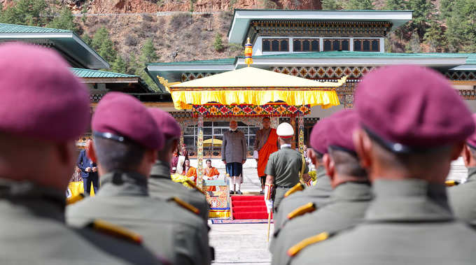 பிரதமர் மோடிக்கு அந்நாட்டு அரசு சிவப்பு கம்பள வரவேற்பளித்தது. 