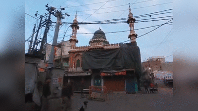 होली से पहले अलीगढ़ में काले तिरपाल से क्‍यों ढक दी गई मस्जिद? वजह जान लीजिए
