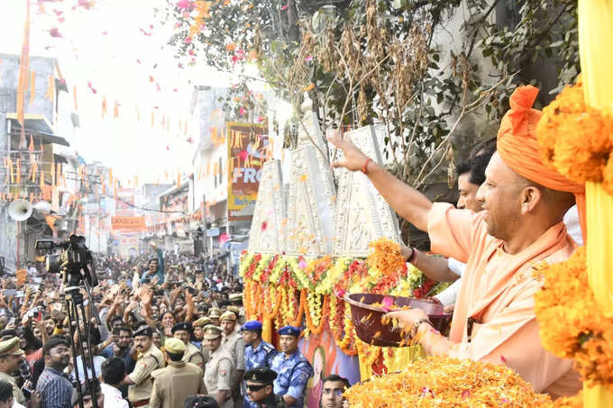 योगी आदित्यनाथ ने गोरखपुर के पांडेयहाता में भक्त प्रहलाद आरती के बाद फूलों की होली खेली