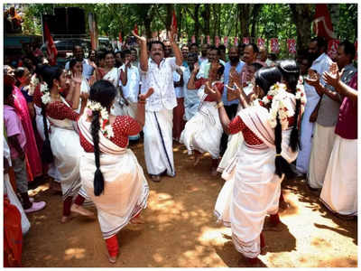 എനിക്ക് ചെയ്യാൻ പറ്റുന്ന  ഈസി സ്റ്റെപ്പ്  കാണിക്കാമോ? പ്രചാരണത്തിനിടെ നാടൻ പാട്ടിനൊപ്പം ചുവട് വെച്ച് മുകേഷ്; വീഡിയോ വെെറൽ