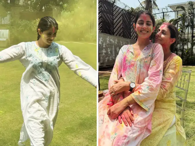 फिरोजी कढ़ाई की कुर्ती में बड़ी प्यारी लगी नव्या