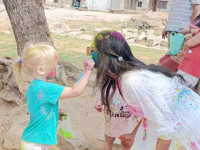 Holi Celebration In Hampi -ಹಂಪಿಯಲ್ಲಿ ಬಣ್ಣದ ಹಬ್ಬದ ಸಂಭ್ರಮ; ಹೀಗಿತ್ತು ವಿದೇಶಿ ಪ್ರವಾಸಿಗರ ರಂಗಿನಾಟ