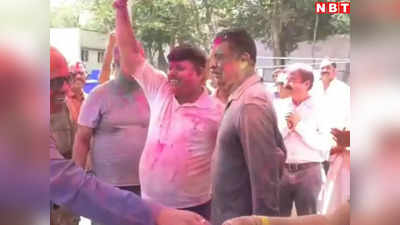चिकनी चमेली पर इंदौर पुलिस कमिश्नर का जोरदार डांस, शांति से होली होने के बाद पुलिस ने डीआरपी लाइन में जमकर उड़ाया रंग-गुलाल