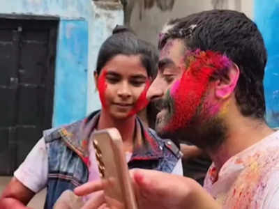अरिजीत सिंह ने होली पर सड़क पर बच्चों से लगवाया रंग, वीडियो देख लोग बोले- इनका दिल तो सोने का है