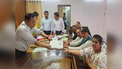 Haridwar News: हरिद्वार सीट से कांग्रेस प्रत्याशी वीरेंद्र रावत ने भरा नामांकन