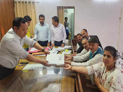 Haridwar News: हरिद्वार सीट से कांग्रेस प्रत्याशी वीरेंद्र रावत ने भरा नामांकन