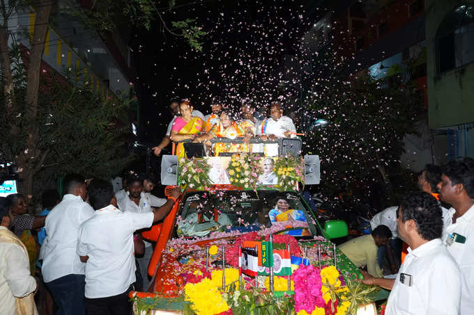 சைதாப்பேட்டையில் உள்ள காவேரி நகர் பகுதிகளில் தீவிர வாக்கு சேகரிப்பில் ஈடுபட்டார் தமிழிசை.  