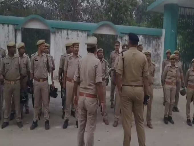 कब्रिस्तान के बाहर भारी पुलिस बंदोबस्त 