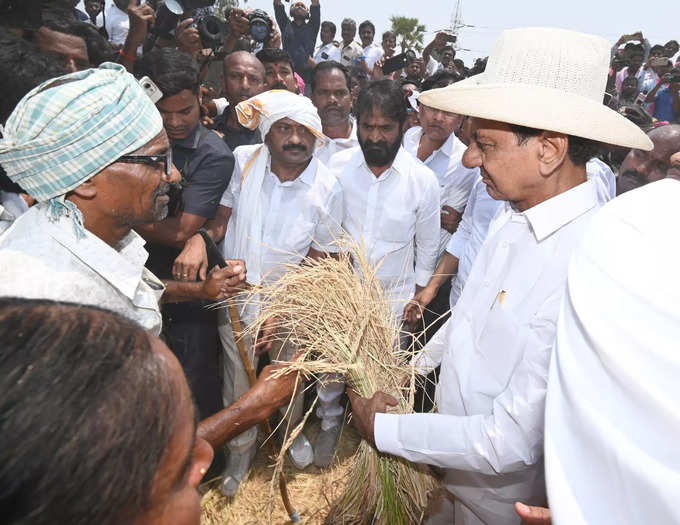 కేసీఆర్‌ను చూడగానే బోరుమన్న రైతులు.. దగ్గరికి తీసుకుని ఓదార్చిన గులాబీబాస్