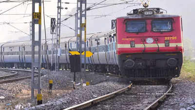 दुनिया के केवल तीन देशों में है 100% रेलवे इलेक्ट्रिफिकेशन, भारत के आंकड़े देखकर सीना चौड़ा हो जाएगा
