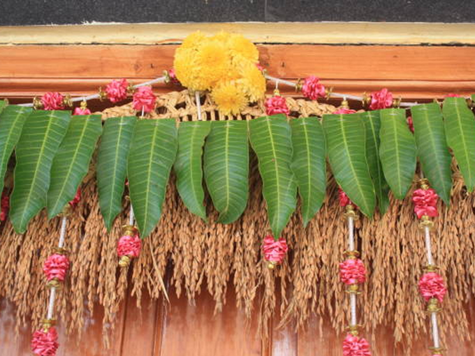 ​ಮನೆಯ ಮುಖ್ಯ ದ್ವಾರಕ್ಕೆ ತೋರಣ ಕಟ್ಟಿ