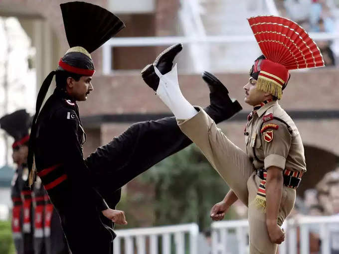 भारत के वाघा बॉर्डर पर जोश वाली परेड