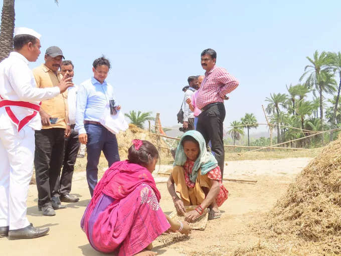 ​खेत में अपनी सासू मां के काम कर रहीं नई बहू दी जानकारी