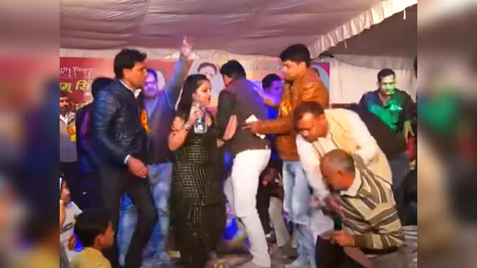 Haryanvi Dance: नाचते हुए खुद पर पानी डाल रही थीं रचना तिवारी, तौलिया लेकर स्टेज पर चढ़ गए ताऊ तो देखो क्या हुआ