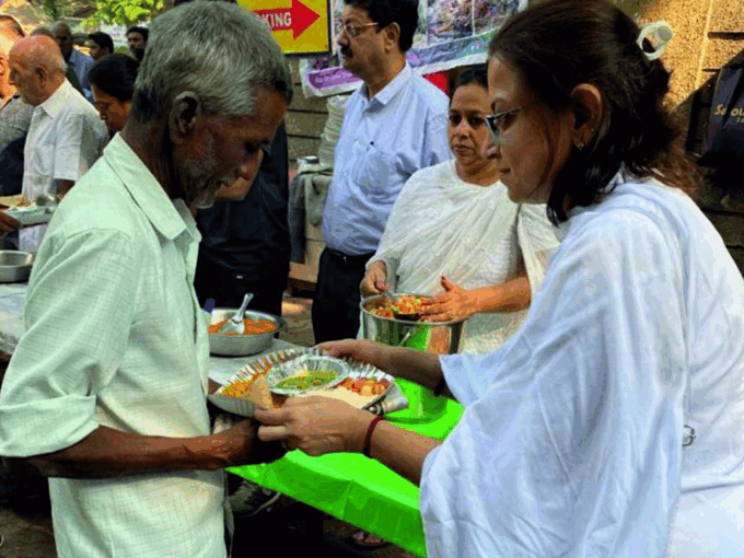 ​अपना पेट काट कर भूखों को खिलाया​