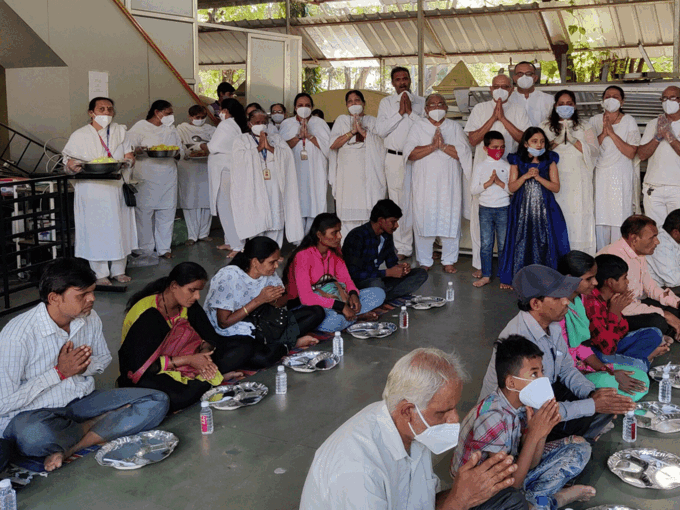 ​लोग दरवाजे से भगा देते थे​