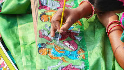 Hand Painted Saree: জামদানি বা হ্যান্ডলুম নয়, পয়লা বৈশাখের বাজার কাঁপাচ্ছে এই একটি শাড়ি! আপনার কালেকশনে রয়েছে কি?