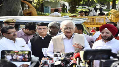 पीएम मोदी का बयान, केरल स्टोरी का प्रसारण... किन मुद्दों को लेकर चुनाव आयोग पहुंची कांग्रेस