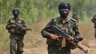 Chhattisgarh  News:  सुरक्षाबलों को मिली बड़ी सफलता, 8 लाख के इनामी समेत 12 नक्सली गिरफ्तार, विस्फोटक बरामद